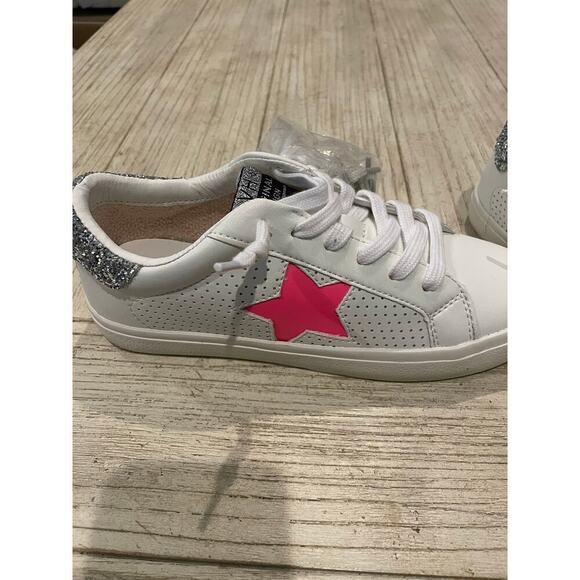 Vintage Havana Shoes - Vintage Havana Women's White Sneakers with Pink Star Accents 6.5 NWT